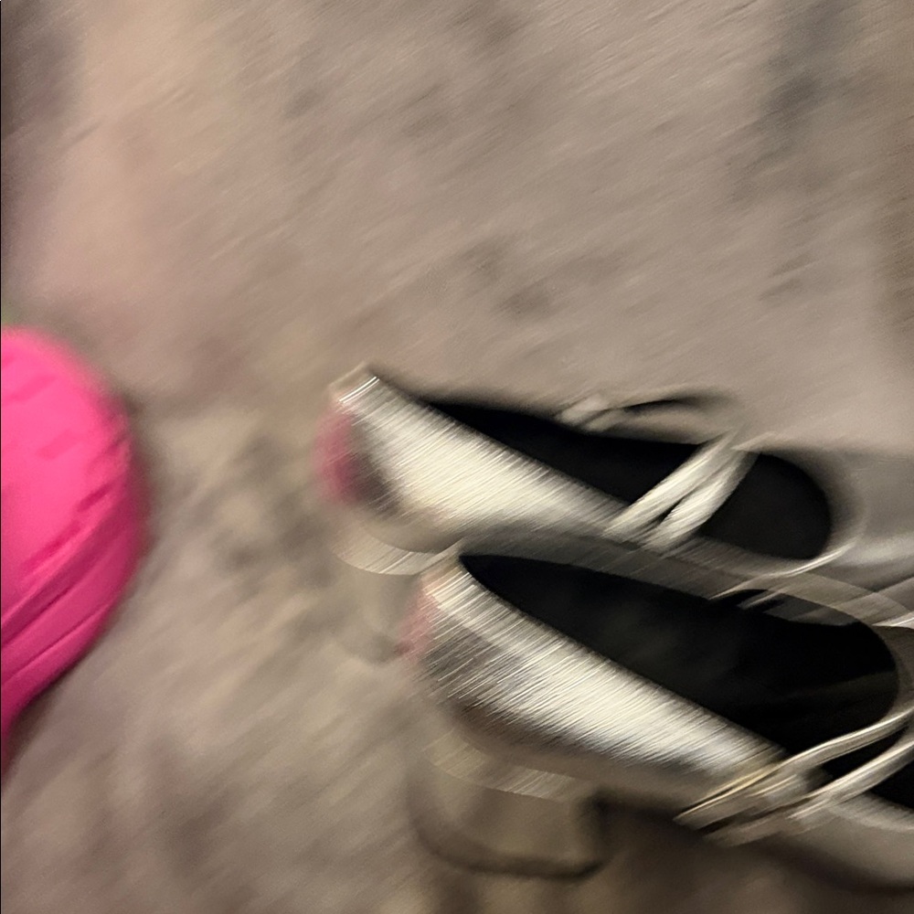 Kenneth Cole Reaction Women's Metallic Silver Heels - Picture 5 of 6